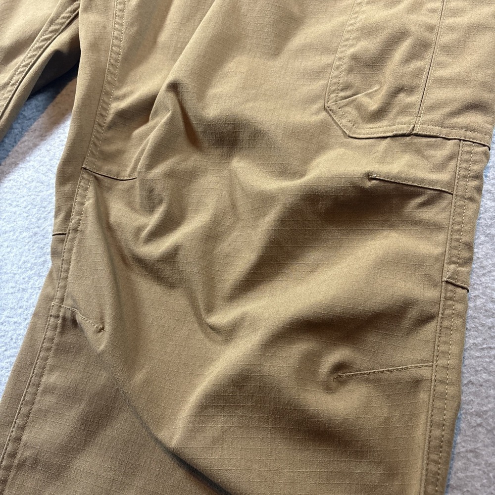 Under Armor Men's Khaki Tactical Cargo Pants 42x32 Hiking Work Excellent - Picture 5 of 15